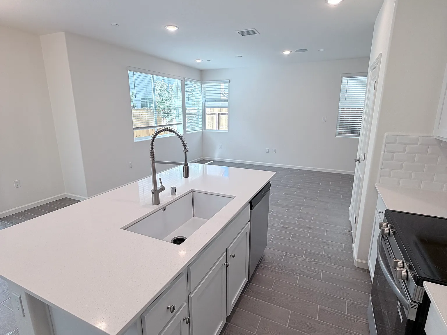 3 bed, 2.5 bath, 1651 sqft, $2,700 — Photo 4
