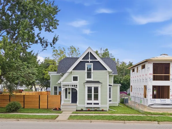 213 W Shiawassee Ave, Fenton, MI 48430