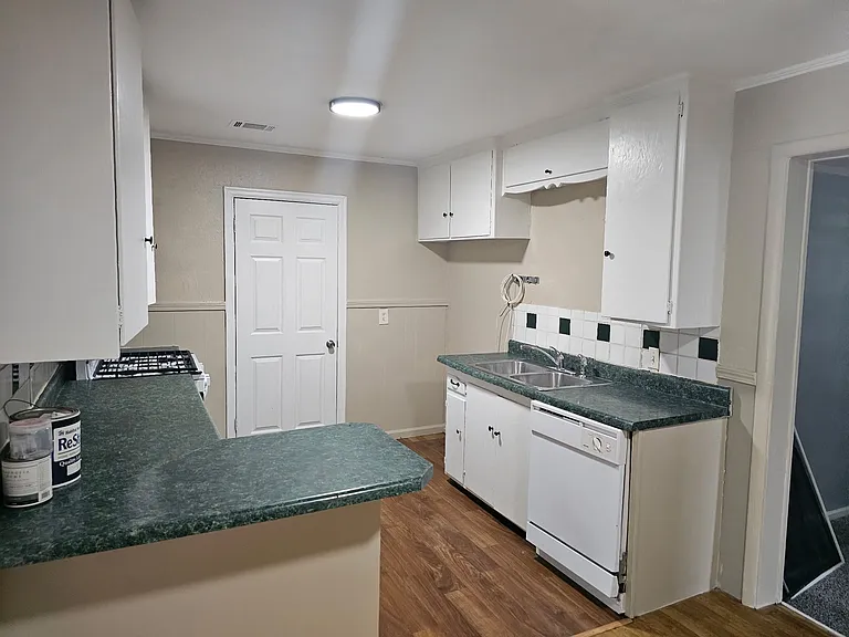 1407 N Phoenix Ave — Photo 8