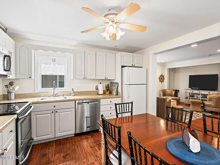 75 Webb Ave #UPPER -WEEKLY — Photo 16
