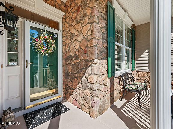 4th image of 28 Pond View Circle