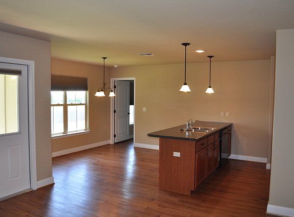 4th image of 717 Englemann Oak Dr