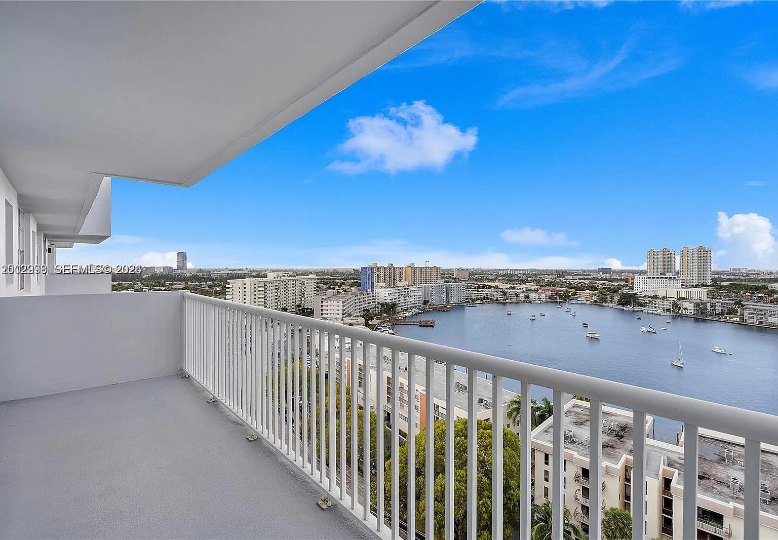 Golden Surf Towers Condo — Photo 3