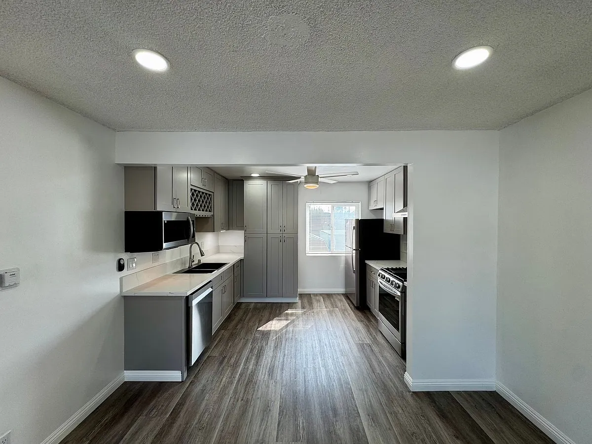Building Photo - 1027 Roswell Ave #4