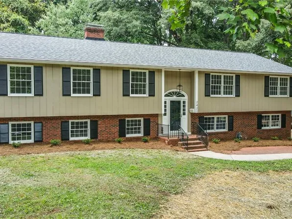 2421 Merrimont Dr, Winston Salem, NC 27106