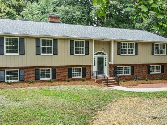 2421 Merrimont Dr, Winston Salem, NC 27106