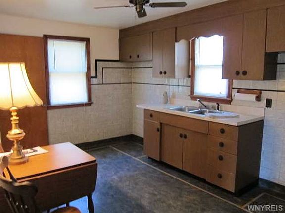 4th image of 48 Saint Paul Ct