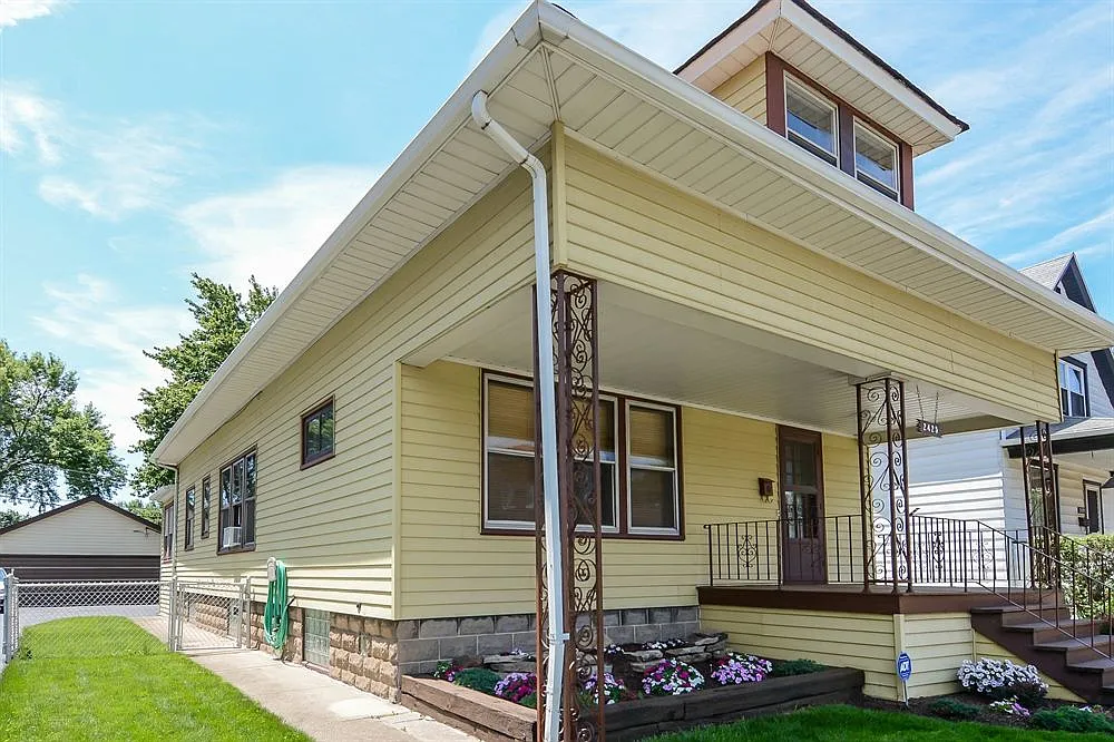 2425 Grunewald St photo 1
