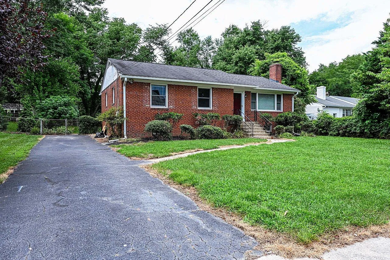 4 bed, 2500 sqft, $4,000 — Photo 1