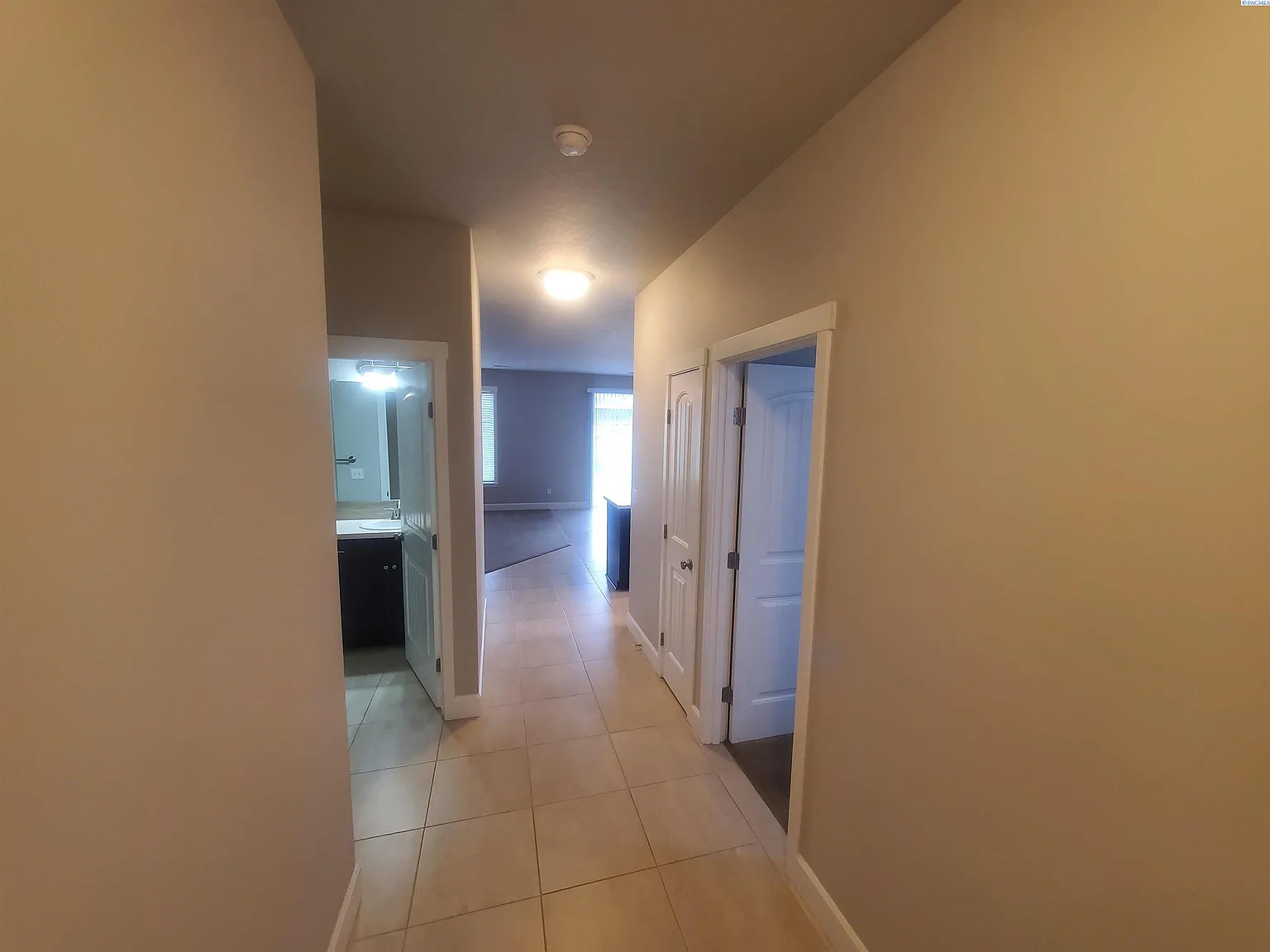 3 bed, 2.0 bath, 1330 sqft, $1,995 — Photo 3