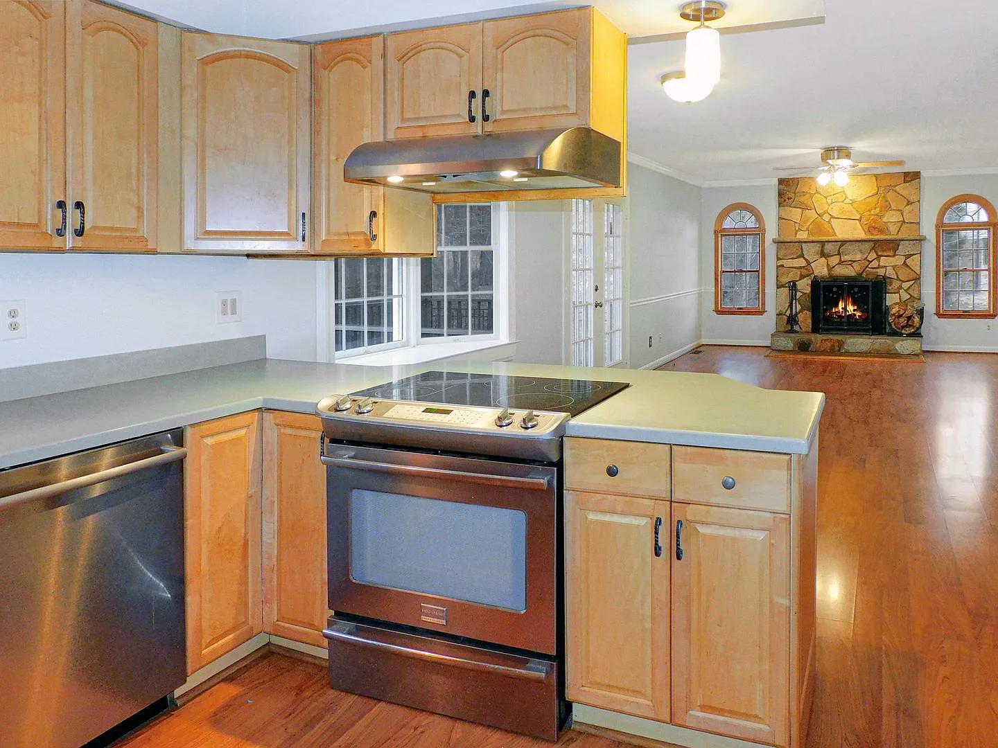 4 bed, 2.5 bath, 2240 sqft, $3,400 — Photo 3