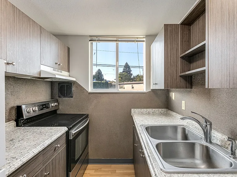 Dolphin Apartments: Great location in Kennewick — Photo 42