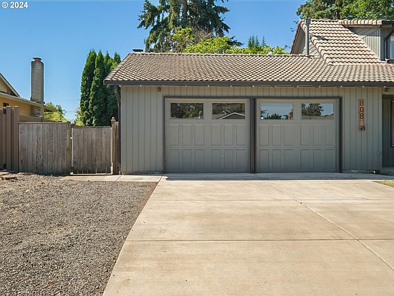 2nd image of 808 NE Baldwin Dr
