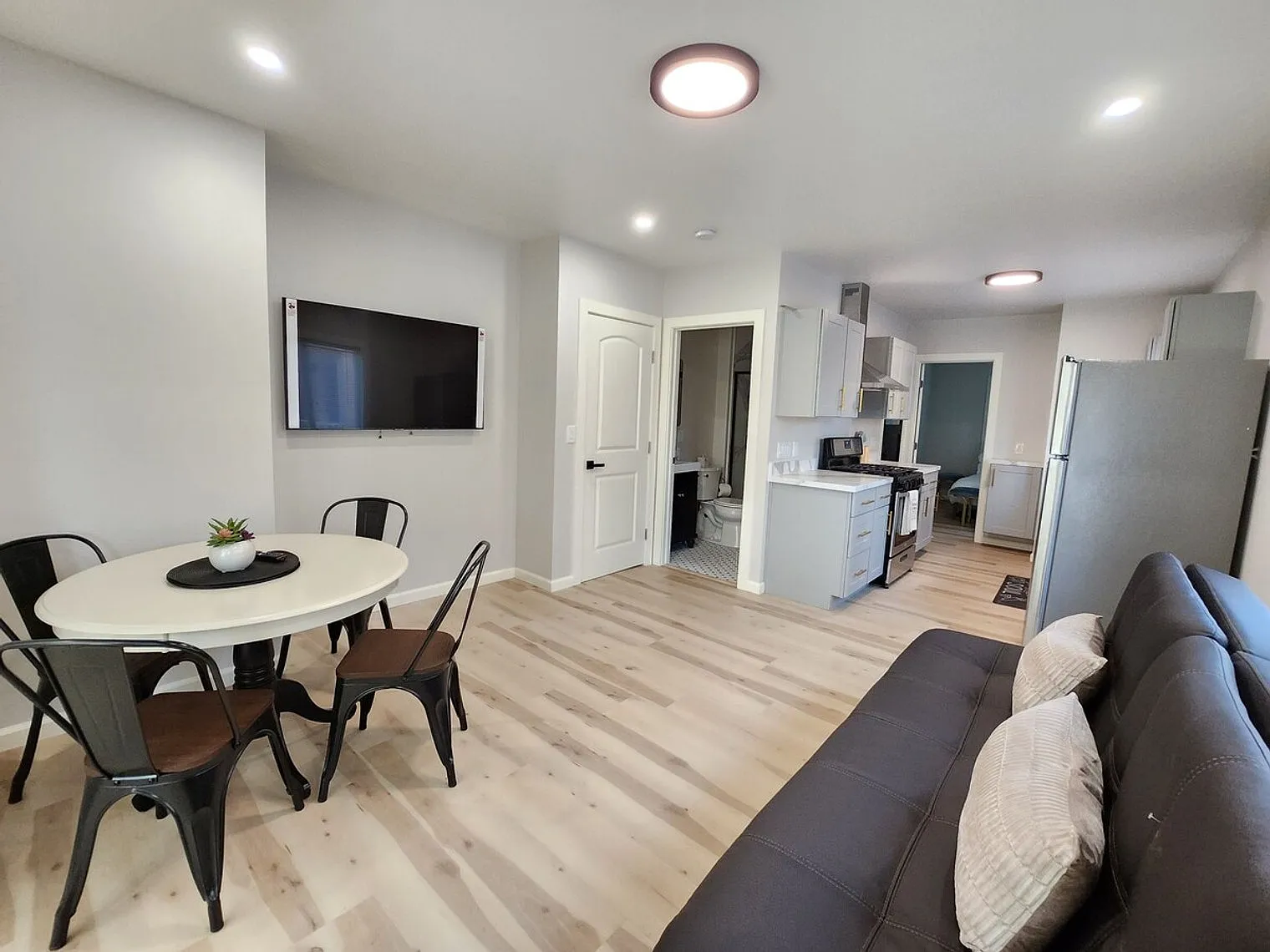 2 bed, 1.0 bath, $4,693 — Photo 3