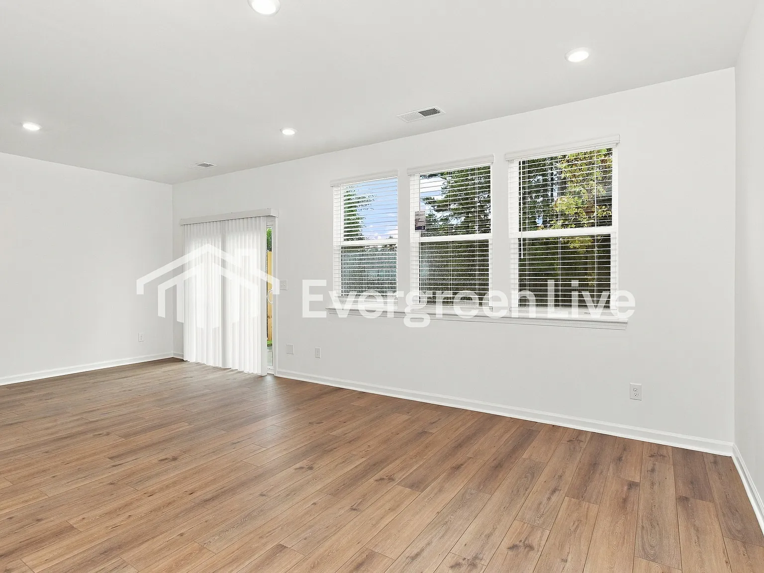 3 bed, 2.5 bath, 1831 sqft, $2,135 — Photo 3