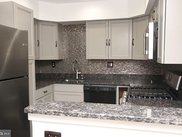 210 James Ct — Photo 4