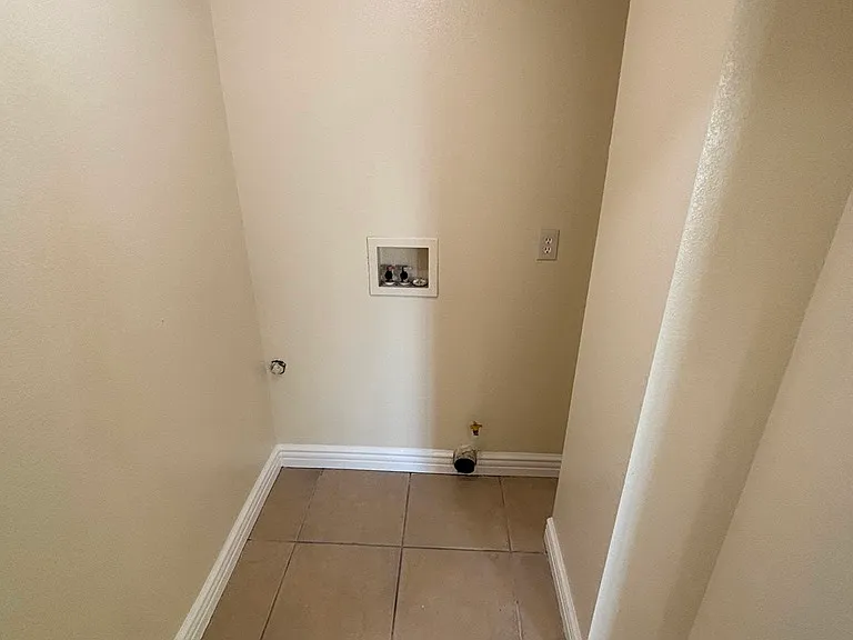906 E 52nd Pl — Photo 8