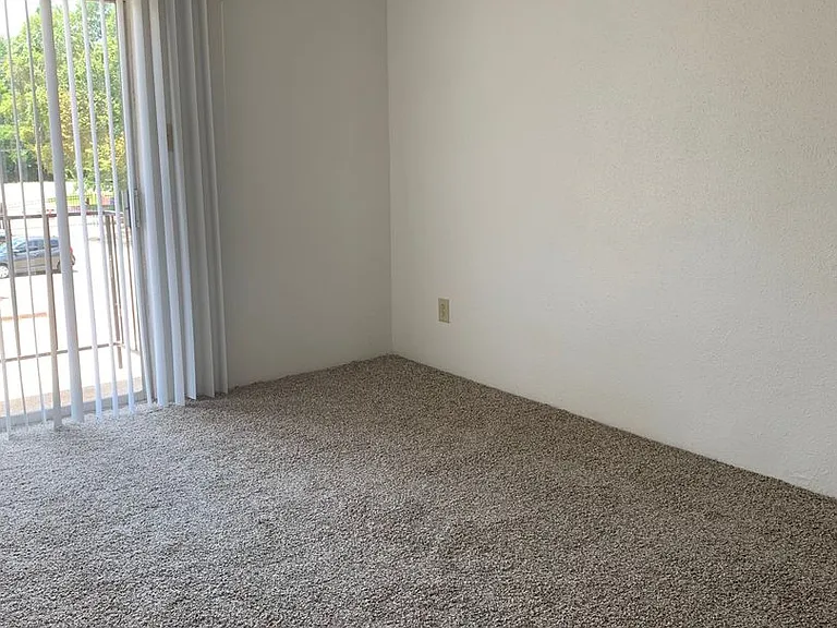 Emerald Cove Apartments — Photo 31