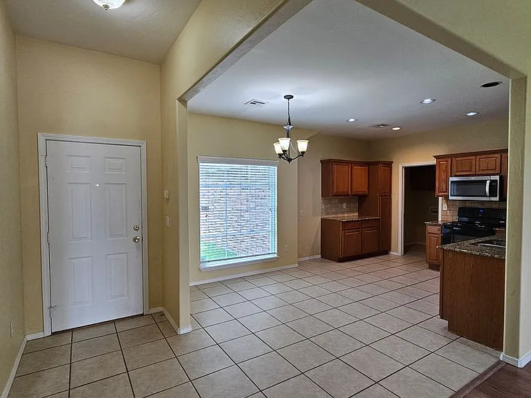 908 N Janeway Ave — Photo 2