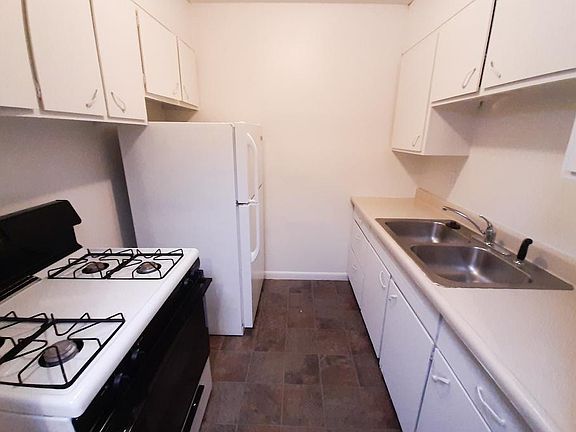 3rd image of 1021 Southpark Dr
