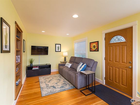 2nd image of 711 E Lauridsen Boulevard