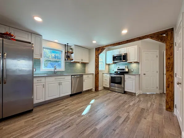 158 E Main Street, Hampstead, NH 03826-2431