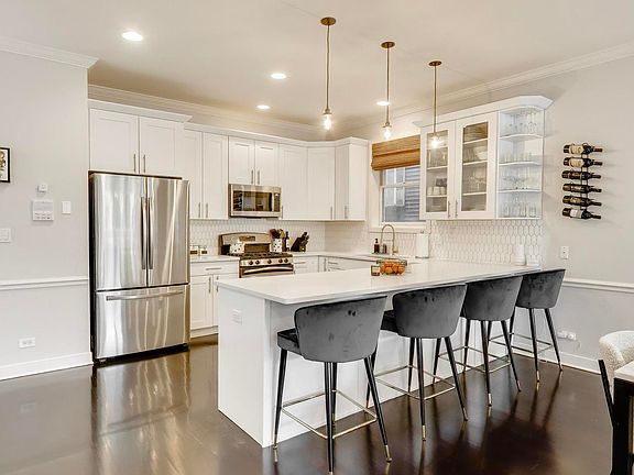 5th image of 1638 W Diversey Pkwy #1