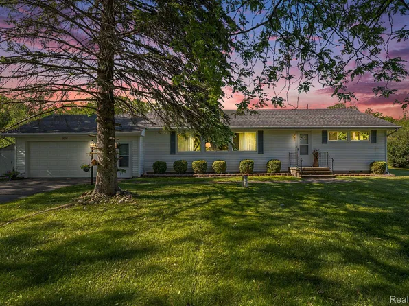 9297 Vienna Rd, Otisville, MI 48463