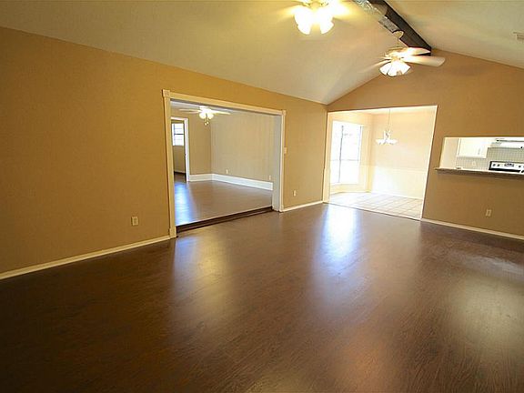 3rd image of 2307 Cambridge Ct N