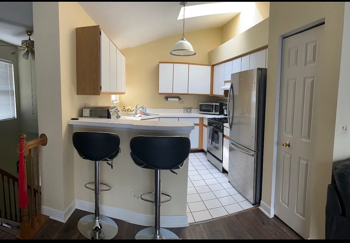 2 bed, 1085 sqft, $2,100 — Photo 3