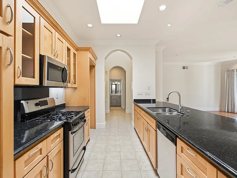 10305 Almayo Ave #404 — Photo 9