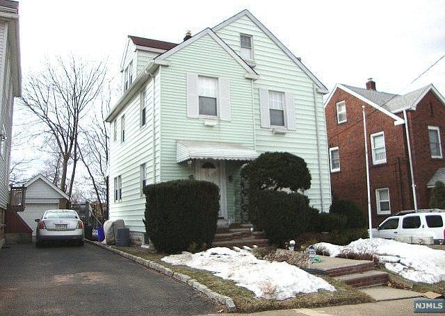 2nd image of 902 Marion Pl