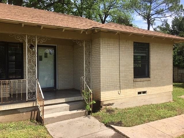 1st image of 109 W Avenue D