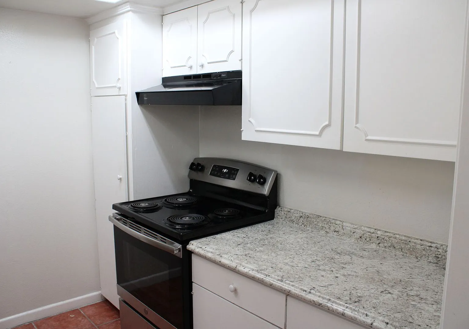 Renovated 2-Bedroom Condo At The Georgian — Photo 4