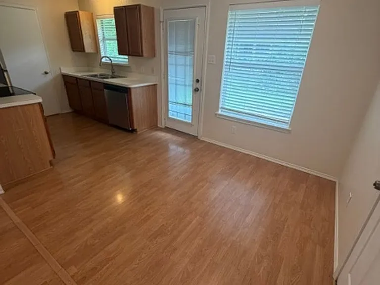 907 Hodge St — Photo 5