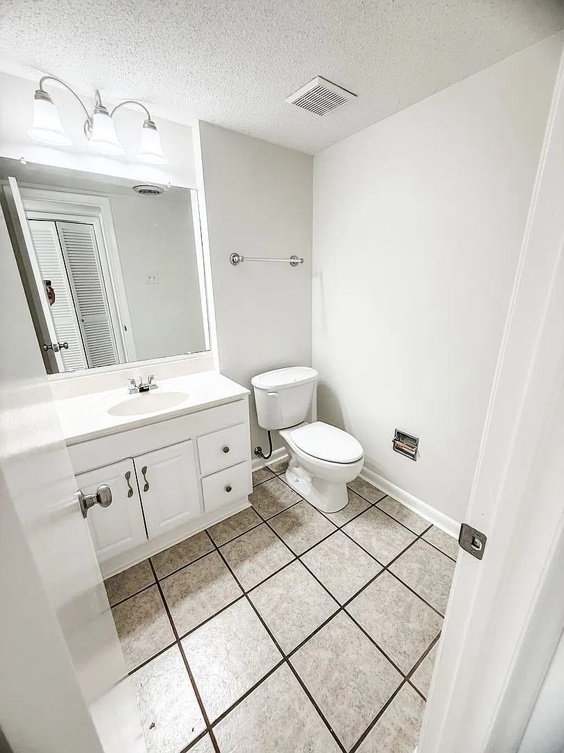Updated and spacious 3 bedroom 2.5 bath condo in the Bearden/Rocky Hill area — Photo 4