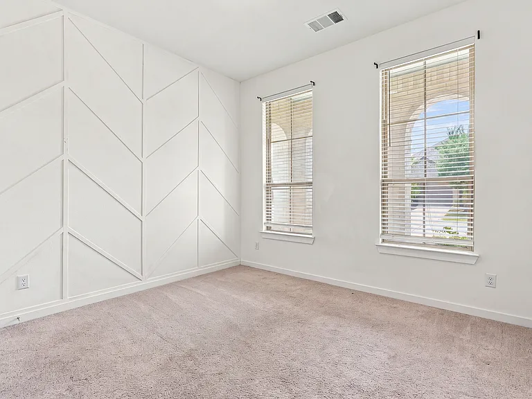 2408 Doncaster Dr — Photo 5