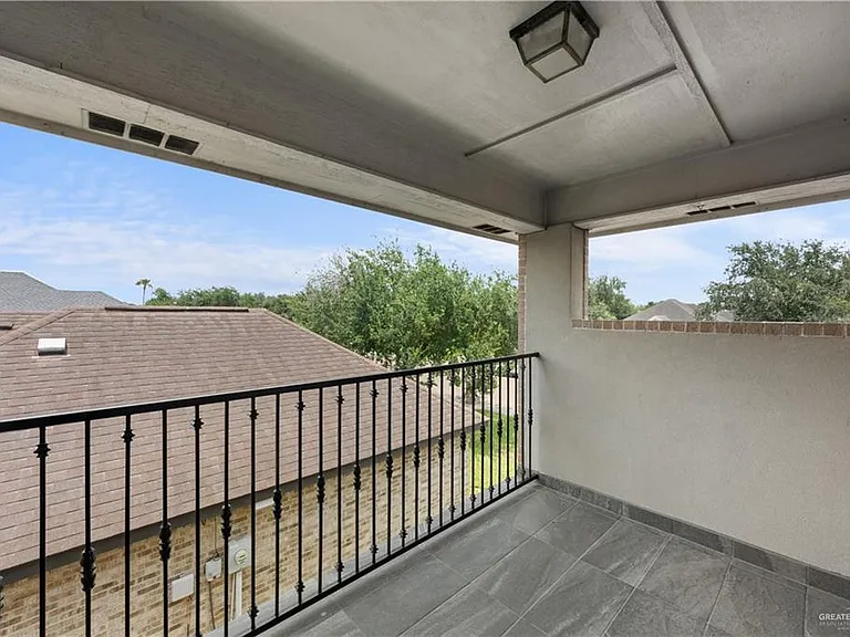 2711 Leslie St — Photo 13