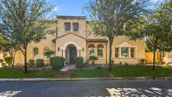 1945 W Grand Canyon Dr