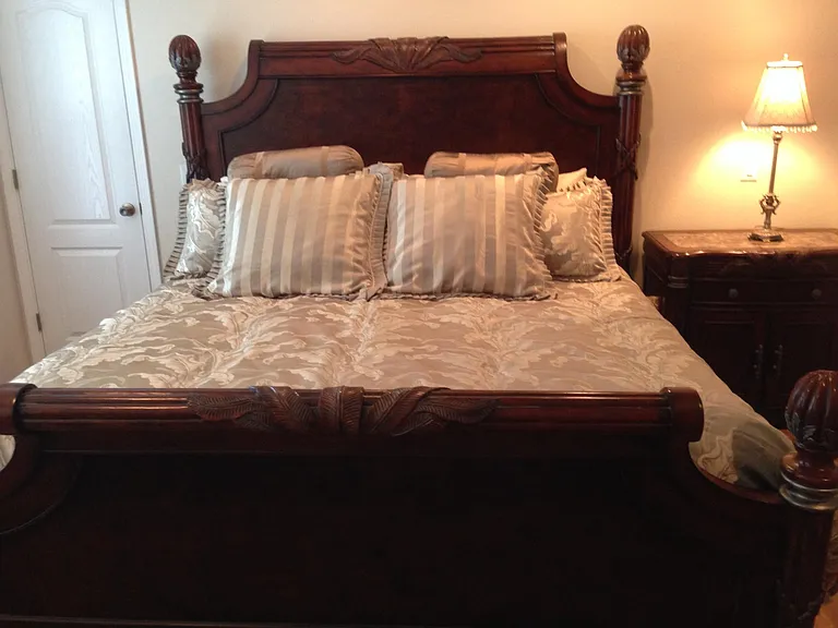 Upstairs Master (King).
