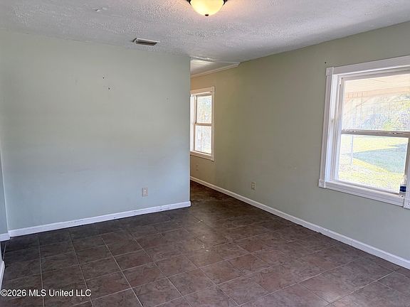 4th image of 2002 Forrest St