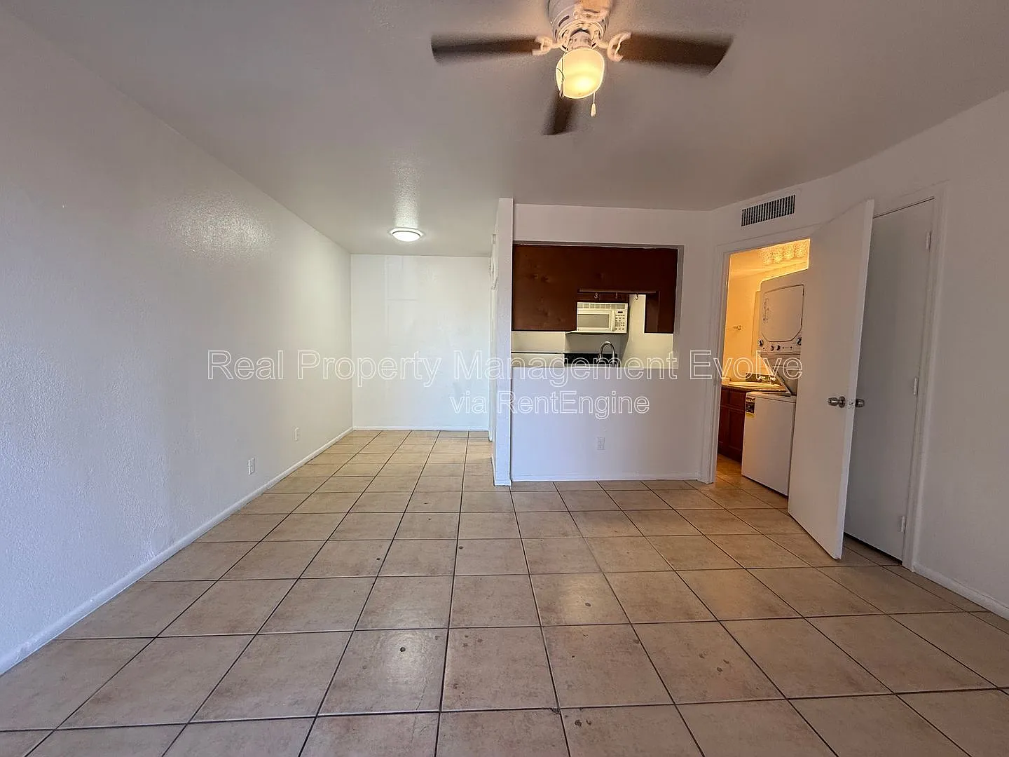 2 bed, 1.5 bath, 724 sqft, $895 — Photo 3
