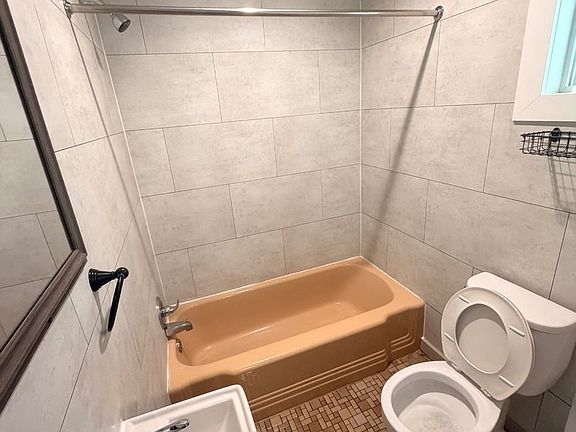 5th image of 907 S Broadway St #6