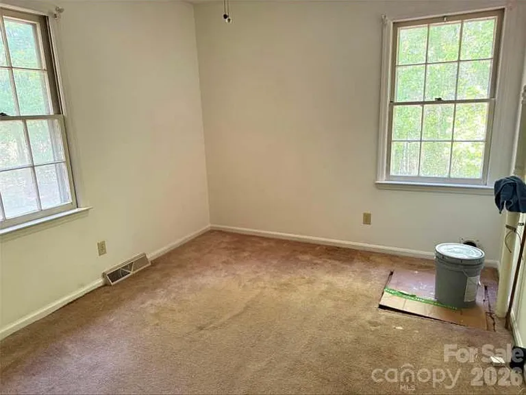 530 Burlington St — Photo 11