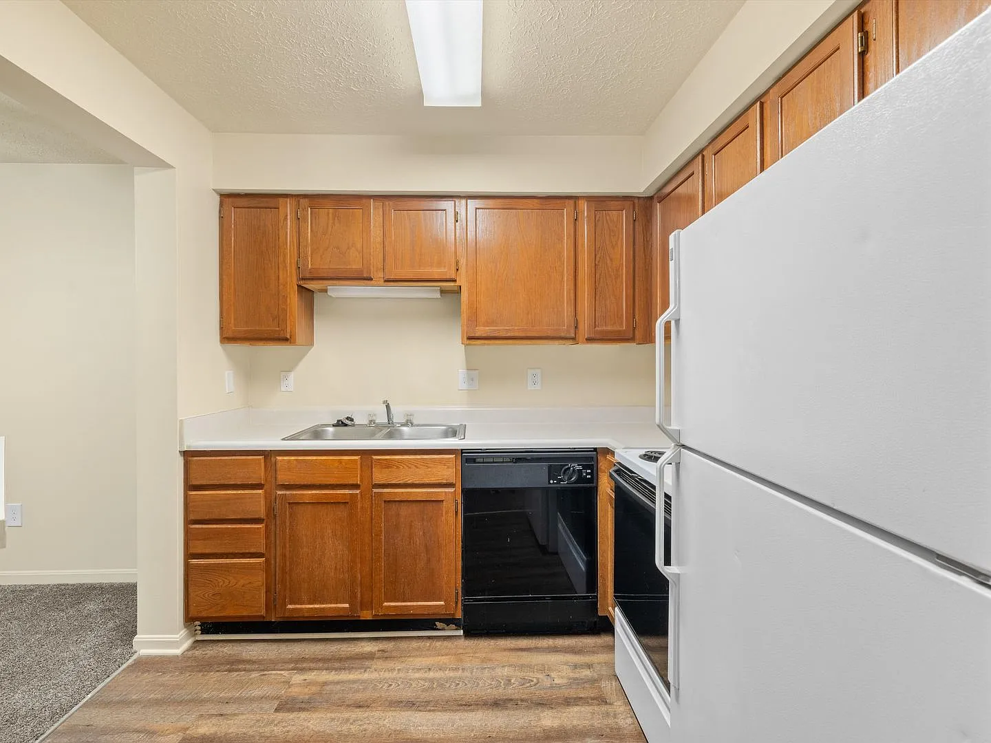 Live 5 Minutes from HONDA Rent $1324/mo Restaurants and Grocery Around the corner — Photo 2