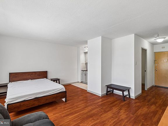 5th image of 2101 Chestnut St APT 723