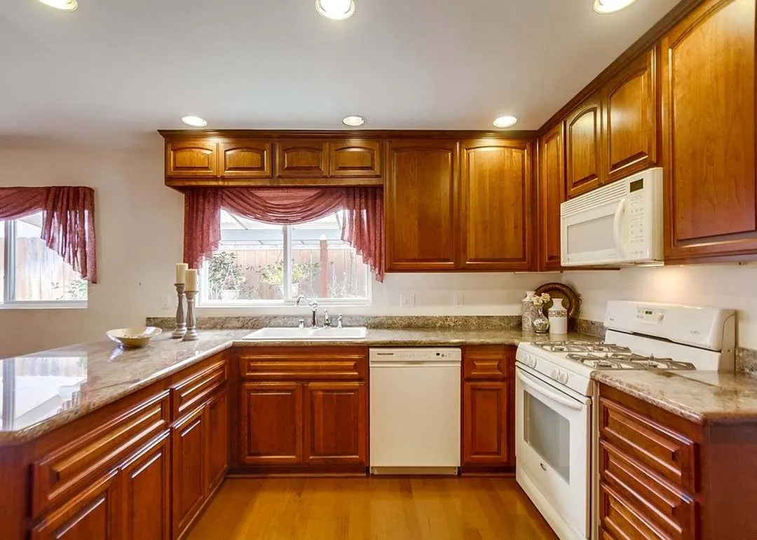 4 bed, 2047 sqft, $4,500 — Photo 3