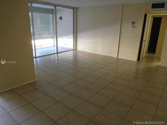 5th image of 950 NE 199th St APT 203