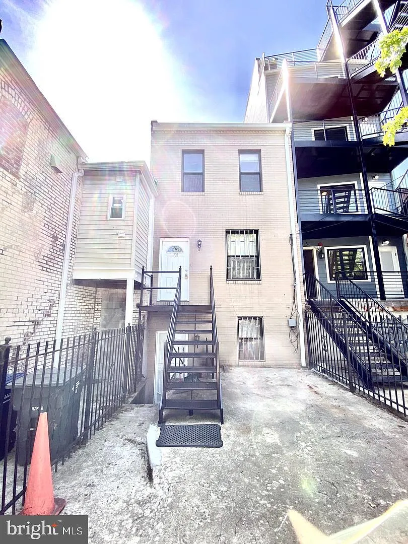 2 bed, 2.0 bath, 750 sqft, $1,950 — Photo 1