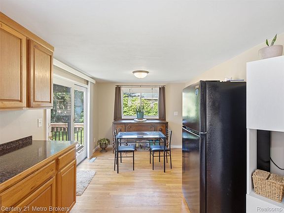 3rd image of 301 Field Rd